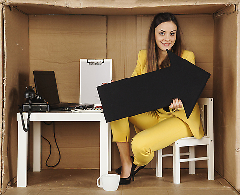 포토 JPG 해외이미지 전신 백인 여자 의자 탁자 한명 앉기 성인 옆모습 노트북 상자 사무실 업무 비즈니스우먼 전화기 갇힘 답답함 성인여자한명만 해외202008 해외포토 서양인 1 뷰포인트 가구 비즈니스 모션 사람 전자제품 작업 직장인 감각 여자한명만 성인여자만 파일형식