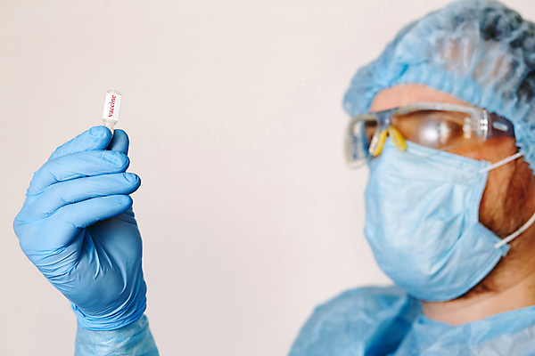 포토 JPG 해외이미지 남자 장갑 고글 실험 마스크 한명 들기 성인 약 의사 연구원 시험관 백신 성인남자한명만 코로나바이러스 방호복 해외202008 델타변이바이러스 해외포토 직업 1 잡화 옷 의학 모션 실험기구 사람 의료진 바이러스 남자한명만 성인남자만 파일형식