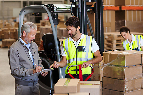 포토 JPG 해외이미지 여자 남자 중년 50대 실내 서기 상반신 20대 성인 앞모습 옆모습 30대 상자 화물 가리킴 잡기 지게차 물류창고 해외202008 해외포토 뷰포인트 모션 사람 손짓 청년 내부 장년 운송업 중장비 창고 파일형식