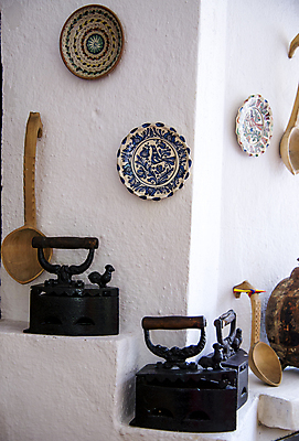 포토 JPG 해외이미지 전통 디자인 문화 벽 가구 건축양식 유리 주방용품 주택 실내 미술 사람없음 내부 목재 장식 빨간색 빛 갈색 금속 숟가락 기계 방 수확 골동품 흰색 램프 역사 시장 철 묘사 오브젝트 복고 신발장 옛날 스타일 해외202008 해외포토 나무 건축 컬러 생활용품 농업 재료 재질 문화예술 조명 수저 건물 파일형식