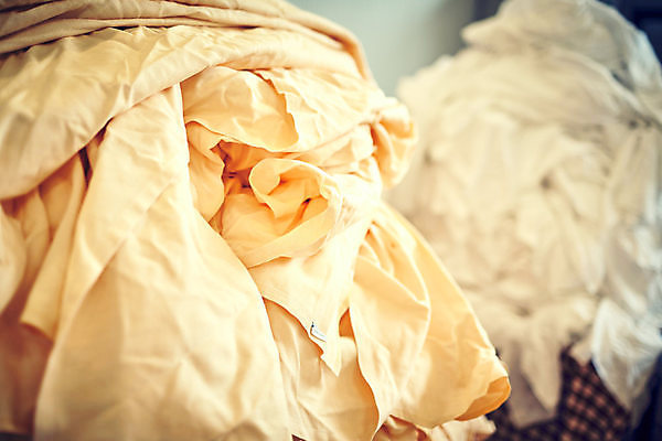 포토 JPG 해외이미지 직업 옷 산업 호텔 건조 사람 사람없음 빨간색 수건 쌓기 금속 기계 공구 직물 업무 빨래 철 오브젝트 서비스 시설 상업 롤 롤러 언론 시트 옛날 철강 해외202008 해외포토 컬러 가사 모션 재질 숙소 위생용품 도구 작업 파일형식