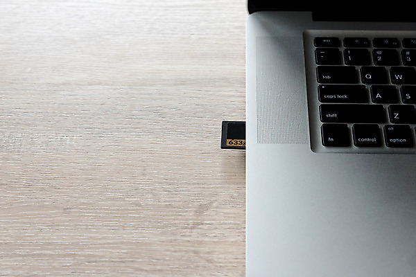 포토 JPG 해외이미지 백그라운드 인터넷 비즈니스 탁자 모바일 안전 사람 앉기 사람없음 목재 노트북 컴퓨터 세트 카메라 우주 상점 디지털 검은색 공책 자료 장비 운전 흰색 키보드 작업 신용카드 막대기 연결 사진사 책상 보안 전자 수납 단절 소셜 해외202008 해외포토 나무 컬러 가구 재료 모션 문구용품 금융 전자제품 작가 파일형식