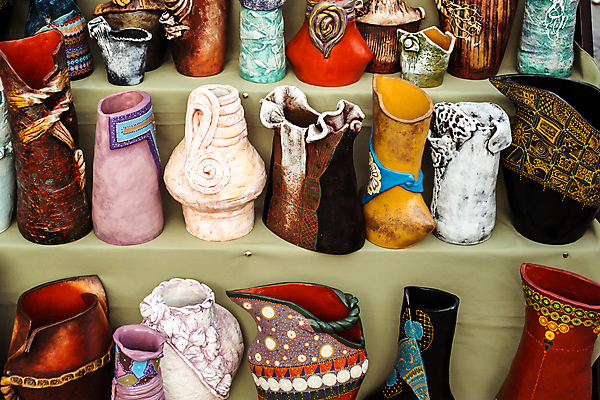 포토 JPG 해외이미지 모양 전통 식기 접시 디자인 문화 조각 패턴 기술 미술 사람없음 장식 컵 컬러풀 갈색 페인트 수확 시골 조끼 업무 항아리 도자기 사발 냄비 공예 오브젝트 기념품 점토 토기 루마니아 수공예 옛날 트란실바니아 핸드메이드 해외202008 해외포토 유럽 컬러 무늬 농업 문화예술 취미 외투 작업 용기_그릇 사기그릇 솥 파일형식