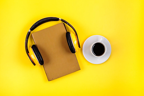 포토 JPG 해외이미지 교육 음악 이어폰 취미 사람없음 책 스터디 독서 헤드폰 소리 듣기 플랫 정상 교과서 오디오 문학 위치 해외202008 해외포토 음향기기 모션 문화예술 교재 전자제품 학습 파일형식