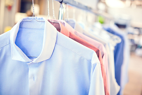 포토 JPG 해외이미지 드레스 옷 남자 셔츠 가사 비즈니스 건조 매달리기 정장 사람없음 유행 상점 줄무늬 직물 면 장롱 선택 빨래 옷걸이 묘사 오브젝트 신발장 정중 스타일 해외202008 해외포토 가구 컨셉 상의 무늬 모션 사람 파일형식