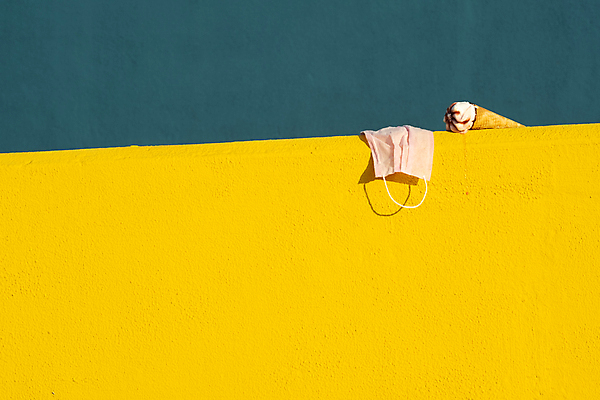 포토 JPG 해외이미지 1 라이프스타일 손 음식 백그라운드 과일 딸기 휴가 아이스크림 디저트 따뜻함 가면 사람 사람없음 컬러풀 햇빛 노란색 맑음 얼음 우유 추위 신선 뜨거움 바이러스 맛 먹기 크림 오브젝트 원뿔 해외202008 해외포토 자연요소 도형 컬러 컨셉 모션 날씨 유제품 생활 신체부위 태양 파일형식