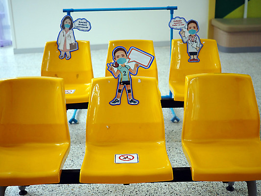 포토 JPG 해외이미지 백그라운드 십자가 의자 교통시설 거리 건강 병원 경고 가면 안전 사람 앉기 사람없음 빨간색 약 우주 고통 사회 환경오염 바이러스 보호 질병 심볼 사인 예방 감염 번짐 일반 경보 소셜 전염병 해외202008 해외포토 감정 컬러 가구 교통 컨셉 의학 모션 시설 공동체 파일형식 효과