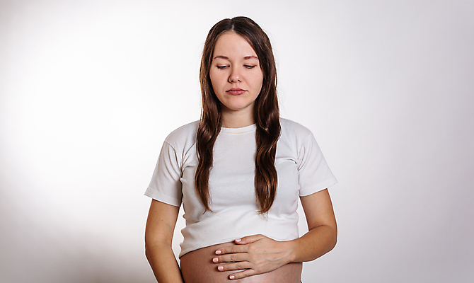 포토 JPG 해외이미지 백인 라이프스타일 여자 어린이 신체 엄마 스트레스 아파트 건강 한명 사람 부모 임산부 임신 고통 분노 아기 출산 질병 상처 돌봄 복근 증상 복부 해외202008 해외포토 서양인 1 감정 의학 가족 모션 근육 주택 생활 신체부위 파일형식