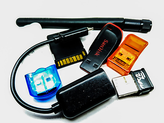 포토 JPG 해외이미지 템플릿 디자인 이동 일러스트 비즈니스 열쇠 사람없음 컴퓨터 사무실 펜 상점 금속 디지털 검은색 자료 공백 장비 운전 정보 흰색 신용카드 막대기 플러그 은색 연결 주머니 휴대용 플라스틱 USB 오브젝트 파일 보안 폴더 전자 수납 거짓 고립 램 하드웨어 해외202008 해외포토 컬러 컨셉 모션 재질 안전 금융 전자제품 필기구 파일형식