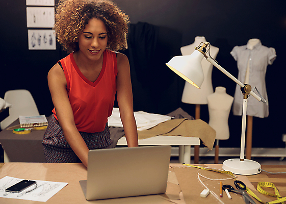 포토 JPG 해외이미지 여자 흑인 탁자 줄자 한명 상반신 성인 앞모습 노트북 스탠드 타이핑 업무 작업 파마 마네킹 패션디자이너 의상디자인 성인여자한명만 내려보기 해외202008 해외포토 서양인 1 헤어스타일 디자인 뷰포인트 가구 모션 조명 자 사람 전자제품 디자이너 여자한명만 성인여자만 파일형식