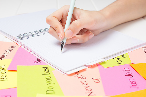 포토 JPG 해외이미지 학생 손 교육 종이 컨셉 스티커 생각 비즈니스 텍스트 교실 학교 성공 아이디어 사람 사람없음 단어 스터디 컬러풀 사무실 펜 다이어리 공책 흰색 신용카드 메시지 선택 계획 그림 비전 개발 경영 세미나 조언 브레인스토밍 자극 해외202008 해외포토 문자 컬러 문구용품 신체부위 금융 학습 필기구 사무용품 파일형식