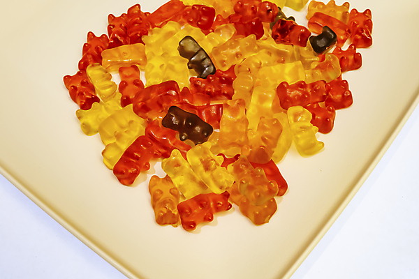 포토 JPG 해외이미지 접시 디저트 사람없음 여러개 달콤 흰배경 젤리 곰모양 해외202008 해외포토 모양 식기 음식 다수 백그라운드 곰 흰색 맛 파일형식