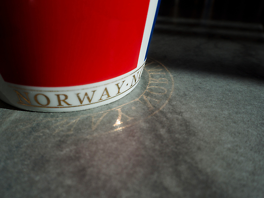 포토 JPG 해외이미지 커피 백그라운드 컨셉 탁자 전등 노르웨이 선물 사람없음 컵 빨간색 빛 운동 반사 거울 흰색 원형 황금 커피잔 물개 오브젝트 사인 쇼 대리석 북쪽 스칸디나비아 해외202008 해외포토 도형 식기 유럽 음료 컬러 가구 재료 포유류 조명 잔 건강 바다동물 방향 파일형식