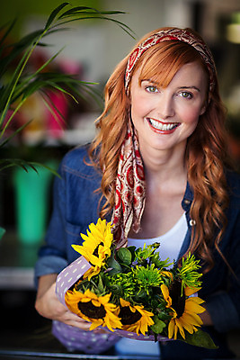 포토 JPG 해외이미지 백인 여자 꽃 탁자 해바라기 실내 선물 한명 성인 앞모습 30대 다발 꽃집 포장지 성인여자한명만 해외202008 해외포토 서양인 식물 1 뷰포인트 가구 포장 사람 내부 장년 상점 여자한명만 성인여자만 파일형식