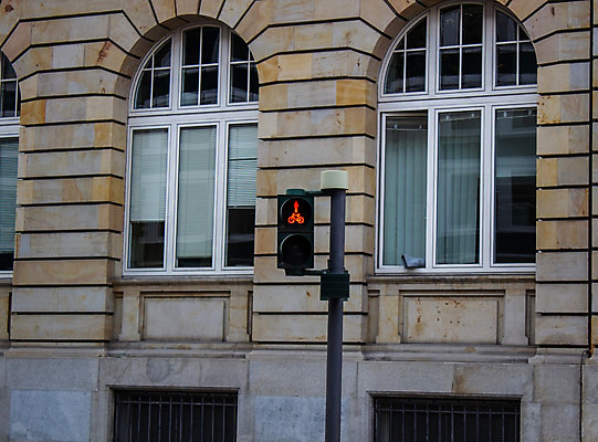 포토 JPG 해외이미지 아이콘 유럽 도로 길 여행 백그라운드 교통시설 거리 경고 안전 사람없음 야외 빨간색 빛 자전거 장비 운전 램프 도시 승차 위험 방향 심볼 오브젝트 사인 신호 순환 타운 사이클링 일반 빛망울 건너기 그만 바이킹 방법 제어 해외202008 해외포토 나라 컬러 교통 컨셉 모션 조명 바이크 육상스포츠 시설 파일형식