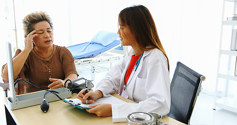 포토 JPG 해외이미지 직업 여자 노년 행복 컨셉 실내 건강 병원 설명 사람 두명 사무실 약 방 고통 환자 간호사 의사 도움 항아리 방문 보여주기 돌봄 옛날 진통제 치료사 헬프 항생제 해외202008 해외포토 감정 비즈니스 의학 모션 성인 내부 의료진 도자기 파일형식