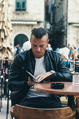 포토 JPG 해외이미지 백인 라이프스타일 커플 응시 여자 남자 행복 커피 음식 2 데이트 일러스트 관계 탁자 휴가 휴식 거리 함께함 사랑 한명 사람 소년 식당 식사 저녁식사 카페 낭만 도시 화려 날짜 우아함 메뉴 점심식사 스타일 해외202008 해외포토 서양인 1 시선 감정 음료 어린이 가구 컨셉 생활 상점 파일형식