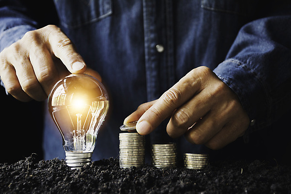 포토 JPG 해외이미지 손 백그라운드 컨셉 돈 비즈니스 성공 그래프 사람 사람없음 금융 경제 쌓기 달러 금속 동전 거래 저축 성장 흰색 바 시장 재산 황금 주식 심볼 속도 투자 상승 이익 보물 회계 보험 진행 대출 관심 수입 해외202008 해외포토 컬러 모션 재질 신체부위 파일형식