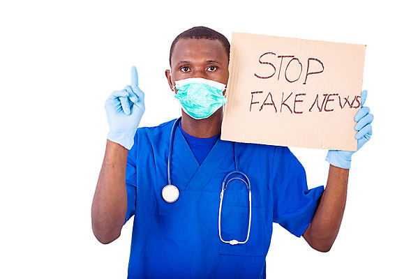 포토 JPG 해외이미지 직업 라이프스타일 종이 얼굴 유니폼 텍스트 손가락 청진기 건강 병원 관리 손잡이 가면 한명 서기 사람 성인 간호사 의사 가리킴 표현 메시지 바이러스 보호 예방 팔 보여주기 건포도 고립 심각 위생관리 전염병 해외202008 해외포토 1 손 옷 컨셉 의학 의료기기 모션 포도 손짓 생활 신체부위 의료진 질병 건과일 파일형식