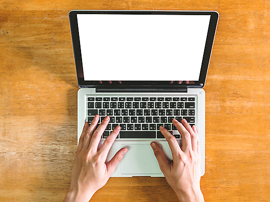 포토 JPG 해외이미지 라이프스타일 손 남자 비즈니스 통신 손가락 탁자 직장 사람없음 목재 노트북 컴퓨터 스크린 모니터 자료 공백 흰색 키보드 업무 네트워크 연결 책상 오브젝트 창업 온라인 구성 해외202008 해외포토 나무 컬러 가구 회사 재료 사람 생활 신체부위 전자제품 작업 자영업 파일형식