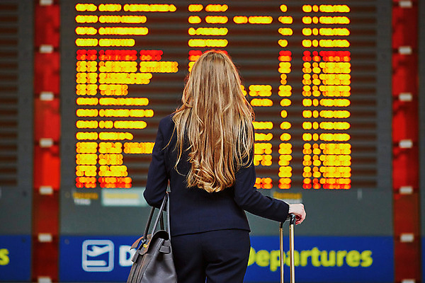 포토 JPG 해외이미지 선 여행 이동 가방 비즈니스 텍스트 휴가 한명 사람 정장 성인 유행 여행객 여행가방 정보 짐 흰색 우아함 공항 승무원 종업원 도착 항공 출발 출퇴근 취소 수하물 터미널 통근 스타일 해외202008 해외포토 직업 1 잡화 옷 컬러 컨셉 교통시설 출근 파일형식