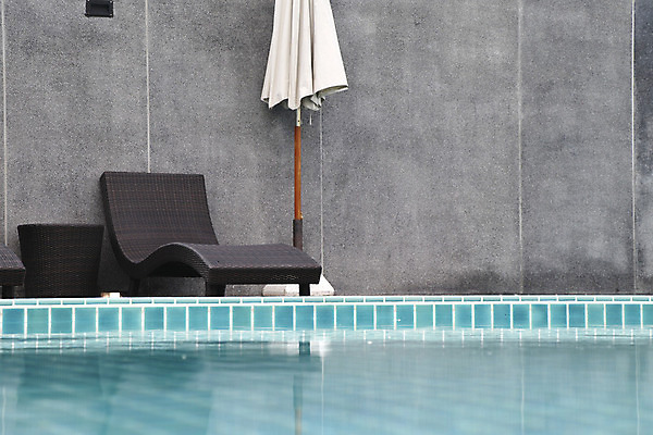 포토 JPG 해외이미지 라이프스타일 디자인 외관 꽃 여행 백그라운드 의자 우산 건축양식 자연 하늘 호텔 휴가 휴식 주택 건강 사람없음 야외 옆모습 장식 초록색 물 파란색 정원 수영 스파 흰색 고급 갑판 빌라 타일 휴양지 소금 등나무 해외202008 해외포토 자연요소 나무 식물 건축 뷰포인트 컬러 가구 컨셉 배_교통 숙소 건물 생활 장소 수상스포츠 생태계 파일형식