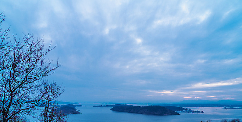 포토 JPG 해외이미지 구름 바다 섬 여행 이동 건축양식 모션 하늘 날씨 전등 노르웨이 풍경 사람없음 야외 물 여름 파란색 빛 반사 일출 황혼 일몰 낭만 전원 도시 만 저녁 실크 장면 장노출 암초 폭풍 블러 스칸디나비아 오슬로 수평선 해외202008 해외포토 자연요소 계절 건축 유럽 컬러 컨셉 조명 촬영기법 노을 직물 전기에너지 야간 파일형식