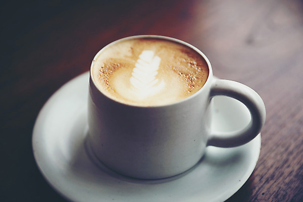 포토 JPG 해외이미지 실내 사람없음 아웃포커스 커피잔 컵받침 나무바닥 카푸치노 라떼아트 해외202008 해외포토 커피 잔 바닥 촬영기법 내부 받침대 그림 라떼 파일형식