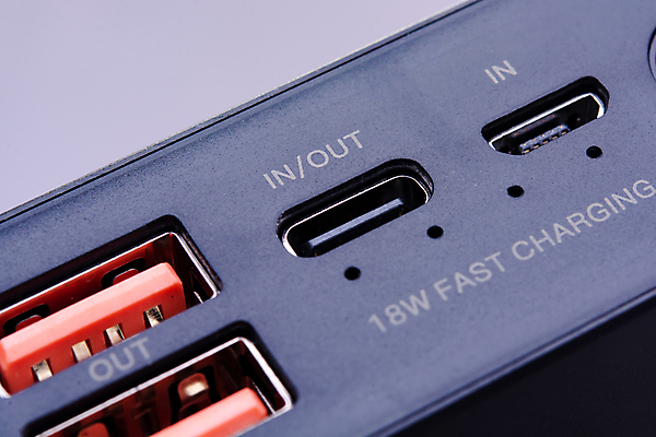 포토 JPG 해외이미지 아이콘 남자 선 이동 장신구 통신 모바일 새로움 버스 사람없음 노트북 스마트폰 컴퓨터 디지털 검은색 자료 힘 공연 장비 흰색 플랫 플러그 확대 연결 접속 USB 속도 포트 C 타입 고립 입력 하드웨어 해외202008 해외포토 알파벳 육상교통 컬러 컨셉 대중교통 사람 이벤트 전자제품 핸드폰 스마트기기 파일형식