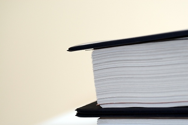 포토 JPG 해외이미지 교육 종이 비즈니스 학교 문구용품 사람없음 책 파란색 사무실 쌓기 상점 자료 정보 흰색 기록 조직 가득함 묘사 보고서 문서 파일 폴더 수납 질서 바인더 보관소 조작 공급 해외202008 해외포토 컬러 모션 사무용품 예절 오브젝트 저장 파일형식