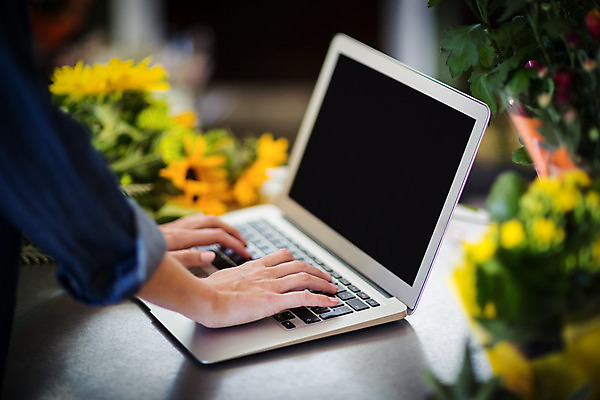 포토 JPG 해외이미지 손 꽃 탁자 실내 옆모습 신체부위 노트북 꽃집 해외202008 해외포토 식물 뷰포인트 가구 사람 내부 전자제품 상점 파일형식