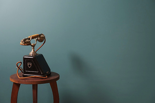 포토 JPG 해외이미지 손 디자인 벽 백그라운드 통신 탁자 대화 그림자 미술 사람없음 목재 가로 초록색 스마트폰 사무실 숫자 갈색 검은색 장비 수확 골동품 역사 클래식 연결 스케치 전화기 심볼 향수 오브젝트 수화기 싱글 복고 과거 부름 청동 다이얼 녹색배경 고립 구식 옛날 타종 회복 노화 스타일 해외202008 해외포토 나무 문자 컬러 가구 컨셉 농업 비즈니스 재료 모션 문화예술 말하기 신체부위 핸드폰 스마트기기 화장품 종 파일형식