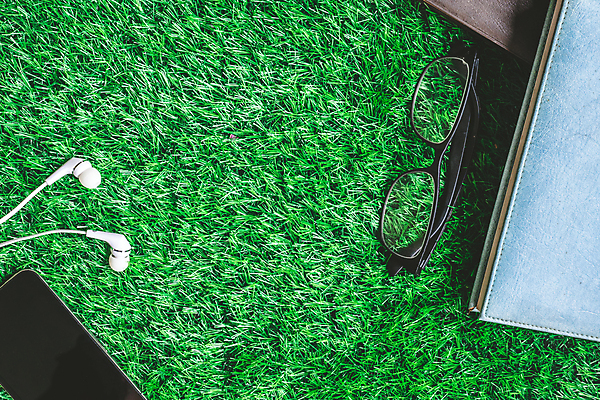 포토 JPG 해외이미지 공원 교육 안경 이어폰 밭 휴식 초원 사람없음 야외 책 초록색 파란색 스마트폰 핸드폰 독서 정원 정보 오브젝트 문학 카피스페이스 해외202008 해외포토 잡화 공공시설 컬러 음향기기 컨셉 농업 전자제품 스마트기기 공백 파일형식