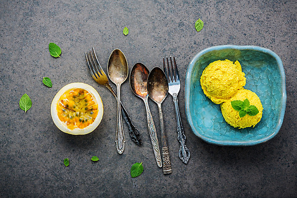 포토 JPG 해외이미지 포크 회색배경 아이스크림 사람없음 숟가락 젤라또 패션후르츠 해외202008 해외포토 식기 백그라운드 디저트 수저 회색 열대과일 파일형식