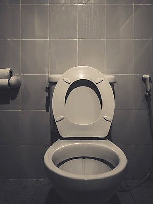 포토 JPG 해외이미지 디자인 종이 벽 백그라운드 의자 바닥 아파트 주택 실내 사람없음 내부 장식 물 목욕 방 욕실 흰색 오픈 도자기 사발 우아함 위생 빨래 타일 오브젝트 싱크대 화장실 탱크 변기 일반 백자 변기통 사생활 위생관리 스타일 해외202008 해외포토 자연요소 컬러 가구 컨셉 가사 관리 건물 청결 사기그릇 개수대 파일형식