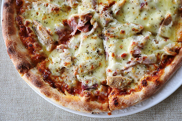 포토 JPG 해외이미지 전통 음식 조각 백그라운드 다이어트 토마토 채소 재료 부분 탁자 치즈 피자 요리 사람없음 목재 빨간색 노란색 식당 식사 저녁식사 이탈리아 껍질 시골 신선 뜨거움 맛 폐기물 정상 굽기 지중해 속도 햄 반죽 베이컨 후추 바질 점심식사 마르게리타피자 모짜렐라치즈 살라미 페퍼로니 맛있는 해외202008 해외포토 나무 유럽 바다 컬러 가구 컨셉 유제품 패스트푸드 서양음식 건강 육류 돼지고기 상점 소시지 쓰레기 구이 향신료 파일형식