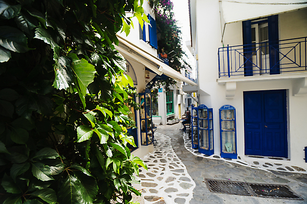 포토 JPG 해외이미지 전통 라이프스타일 웰빙 커플 유럽 도로 길 여행 건축양식 가족 지붕 휴가 휴식 거리 주택 따뜻함 건강 사람없음 야외 건물 파란색 친구 쇼핑 햇빛 태양 조약돌 흰색 뜨거움 고급 선탠 옥상 그리스 시력 그리스인 옛날 인기 해외202008 해외포토 자연요소 서양인 건축물 건축 나라 컬러 컨셉 관계 교통시설 생활 돌_바위 파일형식