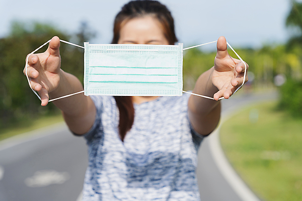 포토 JPG 해외이미지 백인 라이프스타일 스포츠 운동화 컨셉 모션 자연 건강 가면 한명 야외 치료 운동복 달리기 조깅 운동 일출 봄 에너지 시골 도시 호흡기관 보호 질병 위험 연습 달리기선수 전염병 해외202008 해외포토 서양인 1 옷 계절 신발 의학 사람 생활 노을 장기_의학 생태계 육상선수 파일형식