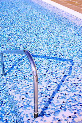 포토 JPG 해외이미지 백그라운드 사다리 부분 모션 표면 휴가 휴식 사람 사람없음 야외 물 파란색 햇빛 맑음 수영 금지 투명 고급 닫기 시원함 휴양지 해외202008 해외포토 자연요소 컬러 컨셉 날씨 태양 장소 도구 수상스포츠 파일형식