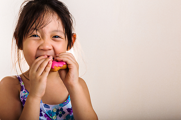 포토 JPG 해외이미지 여자 행복 어린이 음식 백그라운드 디저트 한명 동양인 흰색 도넛 달콤 먹기 해외202008 해외포토 1 감정 컬러 모션 사람 인종 맛 파일형식