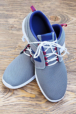 포토 JPG 해외이미지 드레스 옷 남자 스포츠 운동화 신발 2 바닥 건강 사람없음 목재 빨간색 파란색 빛 달리기 운동 유행 회색 흰색 쌍 구멍 오브젝트 체육관 고무 망사 내추럴 스타일 해외202008 해외포토 나무 컬러 재료 모션 사람 직물 파일형식