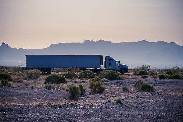 포토 JPG 해외이미지 산업 도로 여행 비즈니스 교통시설 모션 하늘 산 풍경 사람없음 야외 가로 파란색 미국 일몰 운전 사막 트럭 화물 고속도로 컨테이너 속도 캘리포니아 트랙터 짐차 트레일러 물류 과속 디젤 해외202008 해외포토 길 컬러 교통 북아메리카 자동차 노을 운송업 농기계 시설 특수차량 파일형식