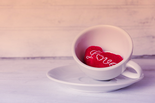 포토 JPG 해외이미지 모양 디자인 커피 음료 백그라운드 컨셉 탁자 아침 발렌타인데이 사랑 미술 사람없음 목재 장식 컵 빨간색 갈색 주방 카페 낭만 머그컵 흰색 하트 신선 뜨거움 액체 달콤 아침식사 질감 복고 에스프레소 중독 라떼 카페인 해외202008 해외포토 주간 나무 식기 감정 컬러 가구 재료 데이이벤트 문화예술 상점 식사 맛 파일형식