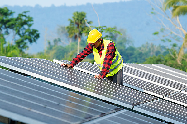 포토 JPG 해외이미지 식물 산업 백그라운드 비즈니스 손가락 미래 세포 한명 사람 야외 경제 파란색 글로벌 태양 환경 힘 재활용 장비 에너지 판넬 절약 기술자 엔지니어 서비스 생태계 태양에너지 시스템 청사진 공학 세대 분배 생태학 전압 효율 효과 해외202008 해외포토 자연요소 직업 1 손 교육 컬러 컨셉 그린에너지 친환경 파일형식