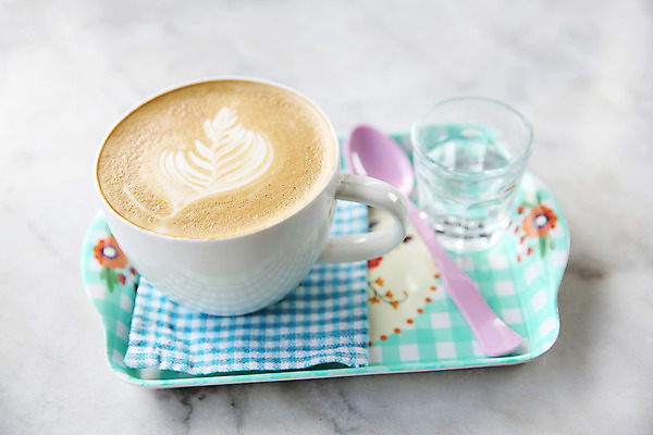 포토 JPG 해외이미지 잔 쟁반 실내 사람없음 아웃포커스 커피잔 티스푼 대리석 카푸치노 라떼아트 해외202008 해외포토 식기 커피 재료 촬영기법 내부 숟가락 그림 라떼 파일형식