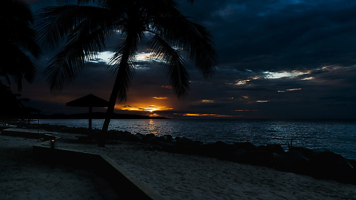 포토 JPG 해외이미지 실루엣 모래 바다 섬 여행 의자 우산 휴가 그림자 앉기 풍경 사람없음 물 파란색 태양 여행객 일출 맑음 일몰 광선 흰색 시간 황금 작음 땅 갑판 휴양지 엽서 코코넛 마법 내추럴 파라다이스 해외202008 해외포토 자연요소 컬러 가구 배_교통 과일 모션 날씨 촬영기법 사람 노을 장소 크기 편지 파일형식