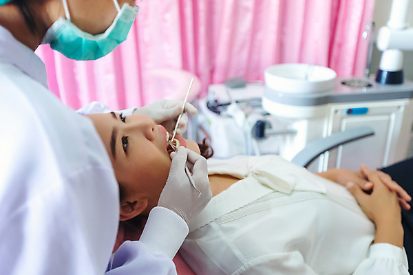 포토 JPG 해외이미지 백인 직업 여자 행복 의자 건강 치과 병원 미소 사람 성인 두명 치료 사무실 약 거울 장비 시험 환자 의사 공구 업무 입 치아 치과의사 방문 외과 돌봄 위생관리 치아교정 해외202008 해외포토 서양인 교육 감정 가구 비즈니스 의학 모션 표정 관리 신체부위 의료진 도구 작업 소화기관 교정 파일형식