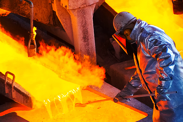 포토 JPG 해외이미지 전신 식물 직업 모자 남자 산업 비즈니스 공장 불 불꽃 노동자 안전 사람 사람없음 빨간색 빛 금속 장비 흐름 녹음 업무 작업 뜨거움 액체 작업실 붓기 제조 컨테이너 철 매연 무거움 방앗간 조작 주조 철강 해외202008 해외포토 자연요소 잡화 컬러 컨셉 공업 모션 재질 기록 환경오염 무게 파일형식