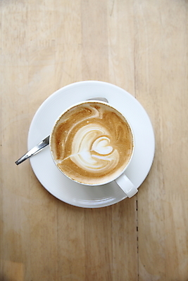 포토 JPG 해외이미지 실내 사람없음 하이앵글 커피잔 티스푼 컵받침 나무바닥 카푸치노 라떼아트 해외202008 해외포토 커피 뷰포인트 잔 바닥 내부 숟가락 받침대 그림 라떼 파일형식