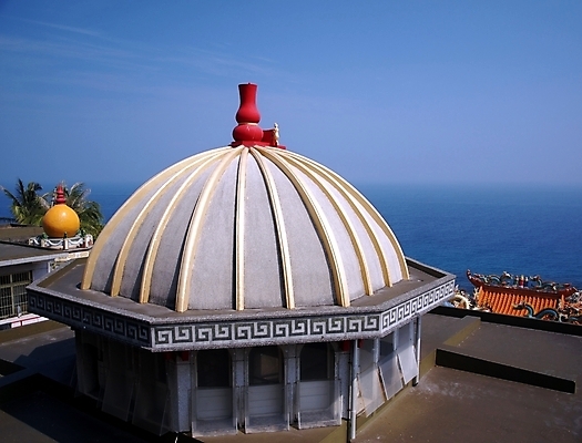 포토 JPG 해외이미지 구름 종교 문화 바다 섬 하늘 지붕 풍경 사람없음 야외 빨간색 파란색 햇빛 중국 사찰 재산 대만 수평선 해외202008 해외포토 자연요소 아시아 컬러 종교건축 금융 태양 파일형식